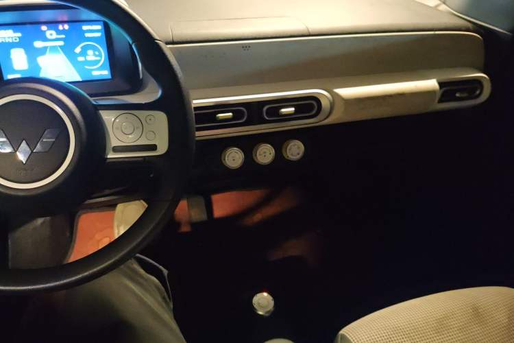 Used Wuling Hongguang MINIEV 2024 3rd Generation 215km Youth Edition Audio And AC Panel