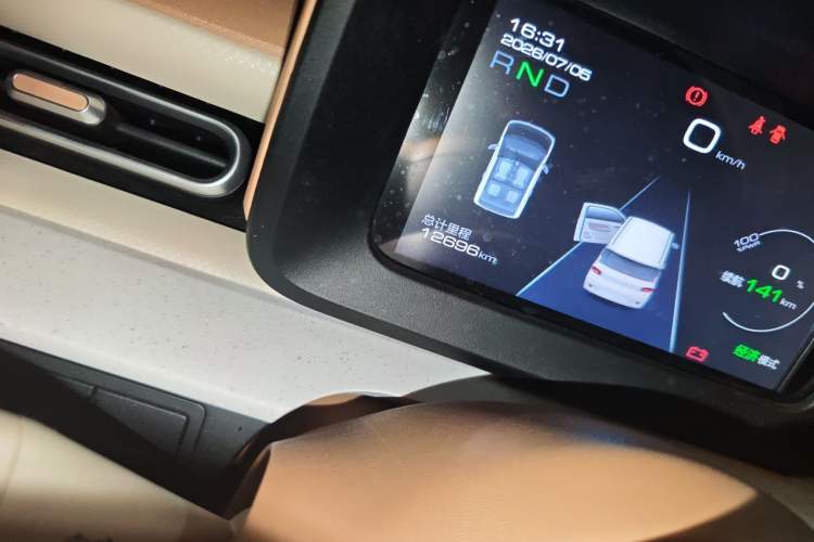 Used Wuling Hongguang MINIEV 2024 3rd Generation 215km Advanced Version Odometer Close Up