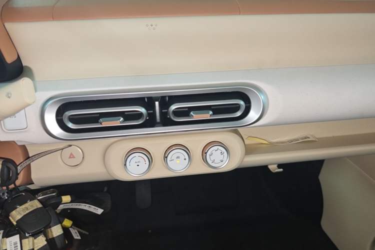 Used Wuling Hongguang MINIEV 2024 3rd Generation 215km Youth Edition Audio And AC Panel