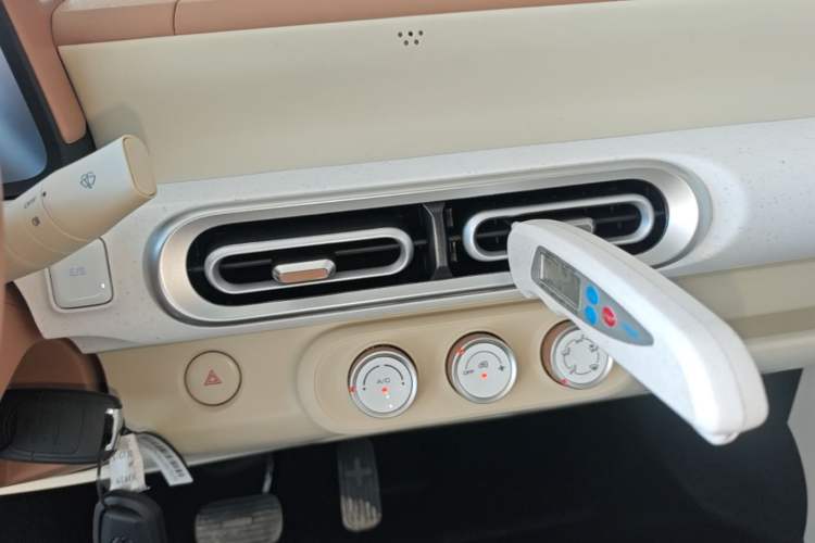Used Wuling Hongguang MINIEV 2024 3rd Generation 215km Youth Edition Audio And AC Panel