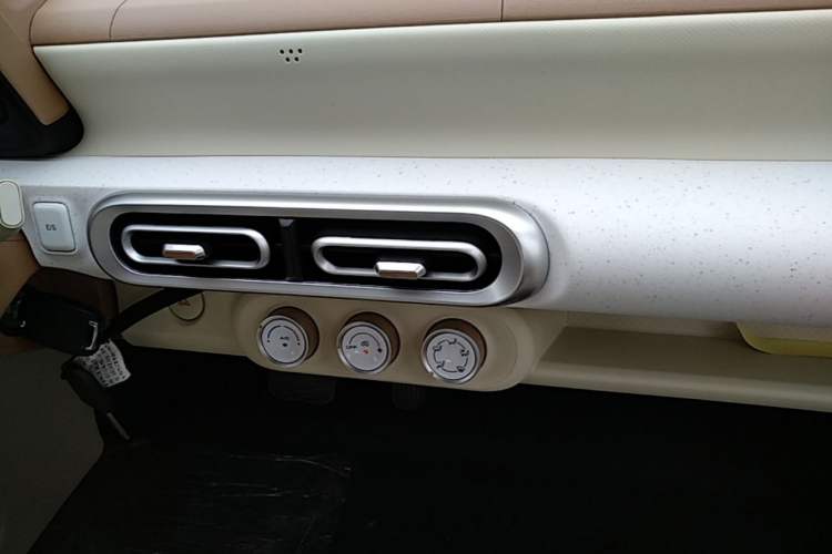 Used Wuling Hongguang MINIEV 2024 3rd Generation 215km Youth Edition Audio And AC Panel