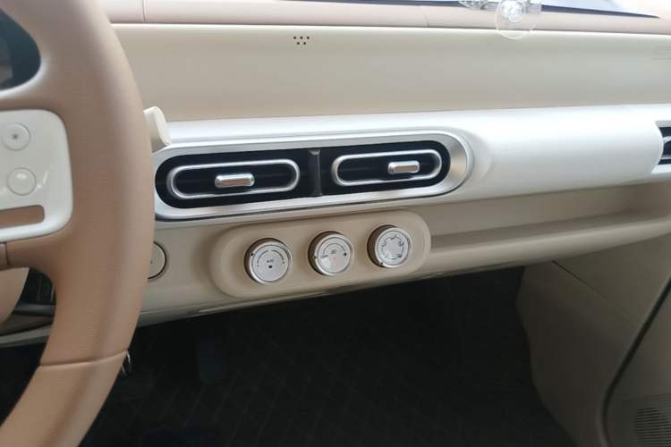 Used Wuling Hongguang MINIEV 2024 3rd Generation 215km Youth Edition Audio And AC Panel