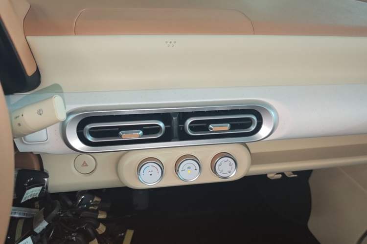 Used Wuling Hongguang MINIEV 2024 3rd Generation 215km Youth Edition Audio And AC Panel