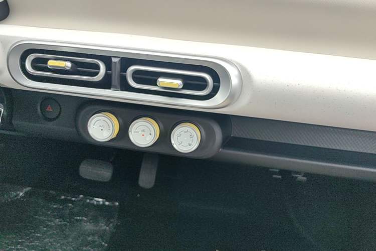 Used Wuling Hongguang MINIEV 2024 3rd Generation 215km Youth Edition Audio And AC Panel