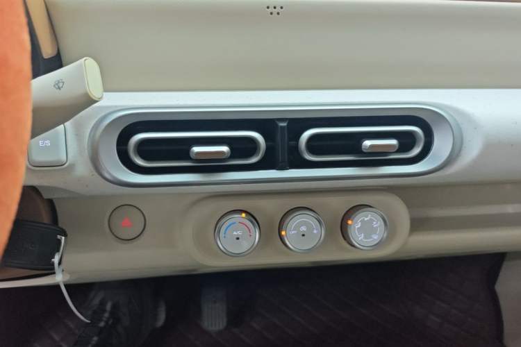 Used Wuling Hongguang MINIEV 2024 3rd Generation 215km Youth Edition Audio And AC Panel