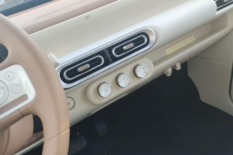 Used Wuling Hongguang MINIEV 2024 3rd Generation 215km Youth Edition Audio And AC Panel