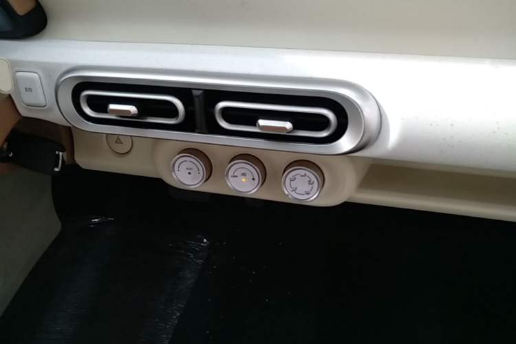 Used Wuling Hongguang MINIEV 2024 3rd Generation 215km Youth Edition Audio And AC Panel