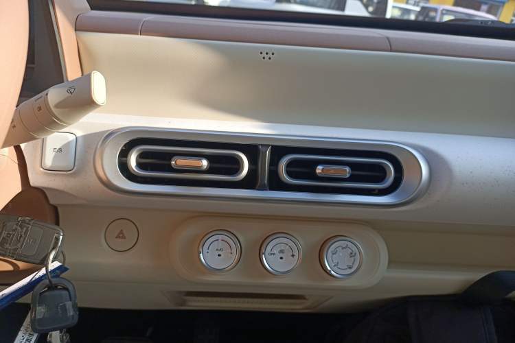 Used Wuling Hongguang MINIEV 2024 3rd Generation 215km Youth Edition Audio And AC Panel