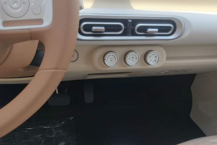 Used Wuling Hongguang MINIEV 2024 3rd Generation 215km Youth Edition Audio And AC Panel