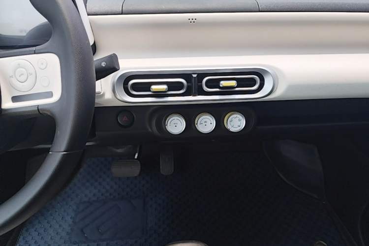 Used Wuling Hongguang MINIEV 2024 3rd Generation 215km Youth Edition Audio And AC Panel
