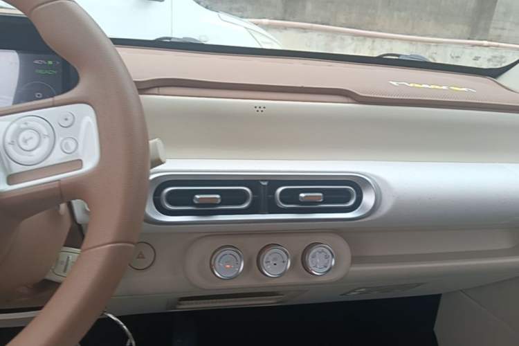 Used Wuling Hongguang MINIEV 2024 3rd Generation 215km Youth Edition Audio And AC Panel