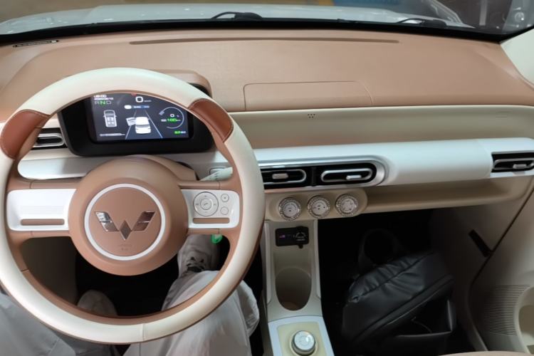 Used Wuling Hongguang MINIEV 2024 3rd Generation 215km Youth Edition Center Console