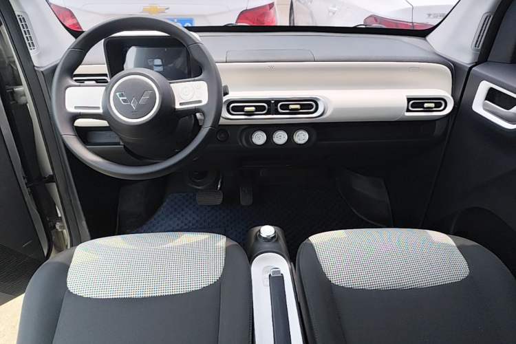 Used Wuling Hongguang MINIEV 2024 3rd Generation 215km Youth Edition Center Console