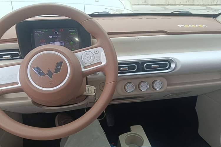 Used Wuling Hongguang MINIEV 2024 3rd Generation 215km Youth Edition Center Console