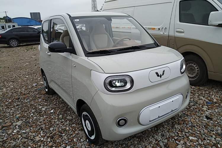Used Wuling Hongguang MINIEV 2024 3rd Generation 215km Youth Edition Front Right 45 Deg