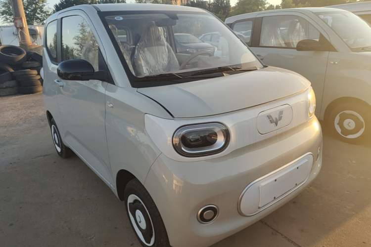 Used Wuling Hongguang MINIEV 2024 3rd Generation 215km Youth Edition Front Right 45 Deg