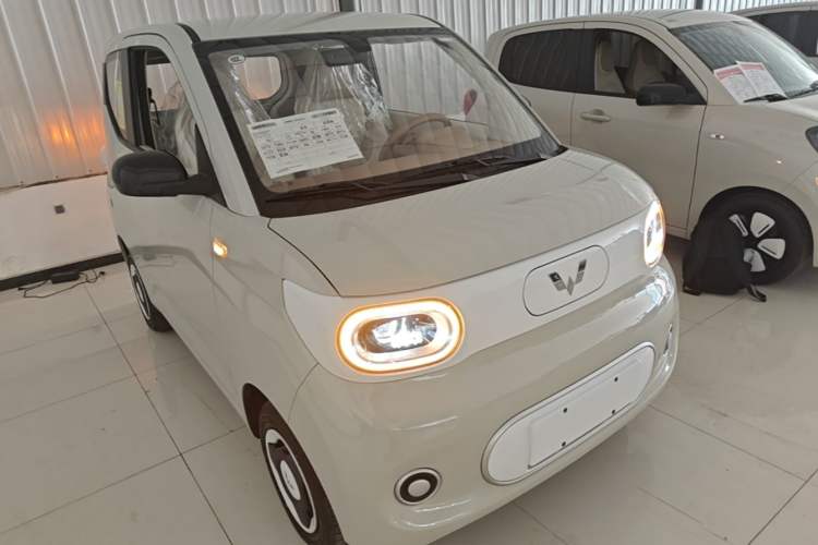 Used Wuling Hongguang MINIEV 2024 3rd Generation 215km Youth Edition Front Right 45 Deg