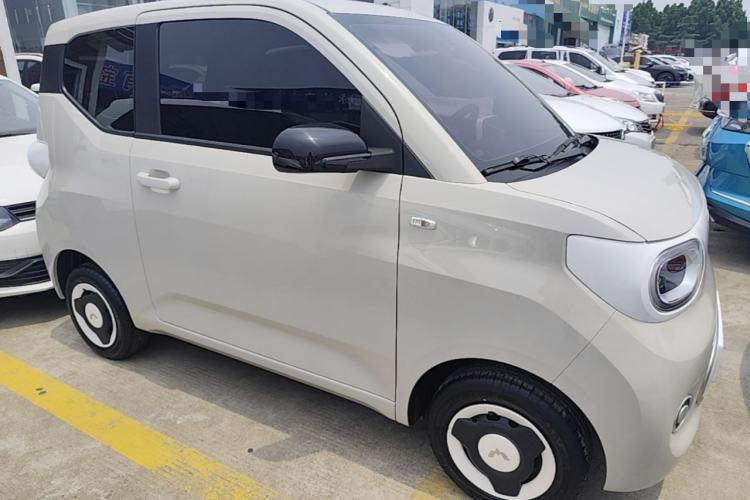 Used Wuling Hongguang MINIEV 2024 3rd Generation 215km Youth Edition Front Right 45 Deg