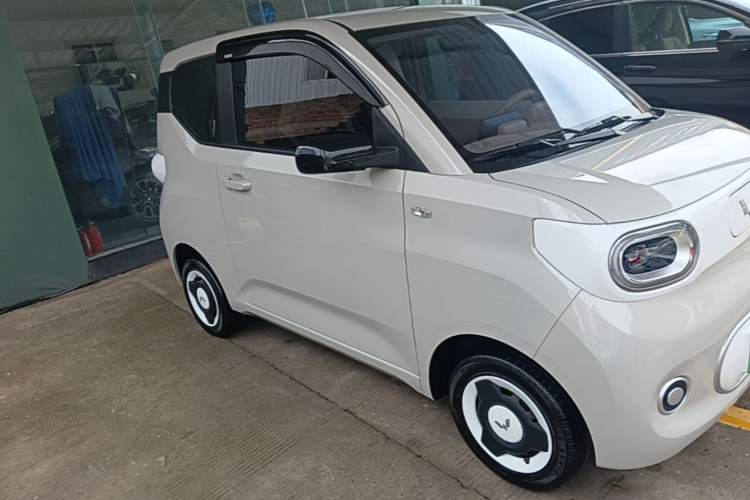 Used Wuling Hongguang MINIEV 2024 3rd Generation 215km Youth Edition Front Right 45 Deg