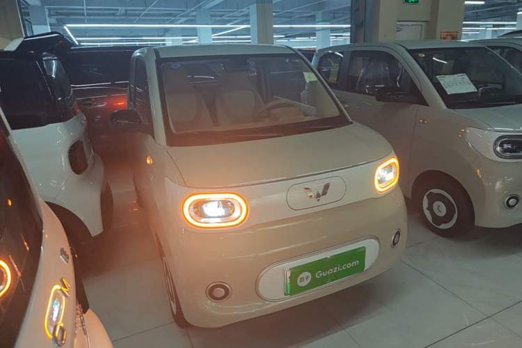Used Wuling Hongguang MINIEV 2024 3rd Generation 215km Youth Edition Front Right 45 Deg