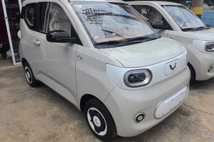 Used Wuling Hongguang MINIEV 2024 3rd Generation 215km Youth Edition Front Right 45 Deg