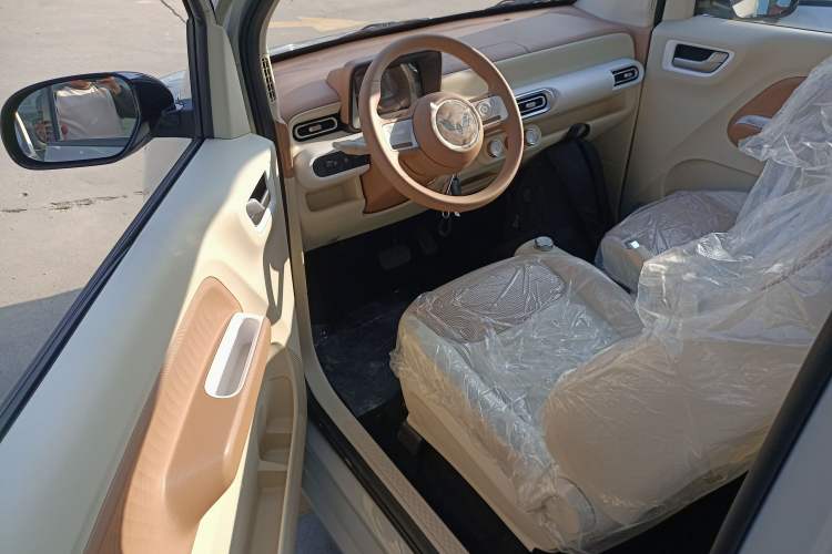 Used Wuling Hongguang MINIEV 2024 3rd Generation 215km Youth Edition Interior 3