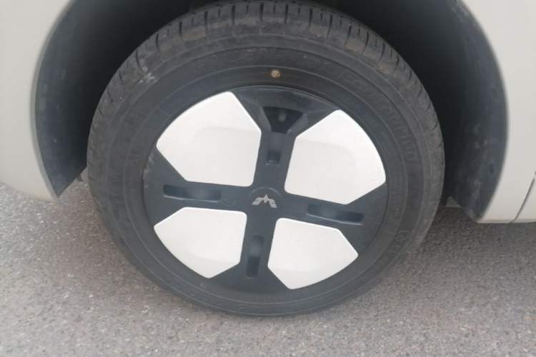 Used Wuling Hongguang MINIEV 2024 3rd Generation 215km Advanced Version Left Front Wheel Hub