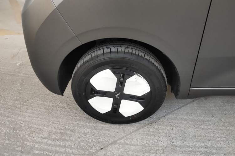 Used Wuling Hongguang MINIEV 2024 3rd Generation 215km Advanced Version Left Front Wheel Hub