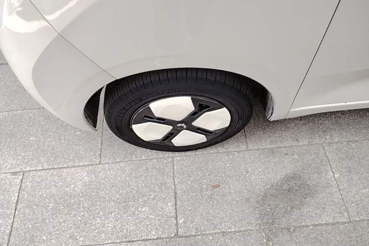 Used Wuling Hongguang MINIEV 2024 3rd Generation 215km Advanced Version Left Front Wheel Hub