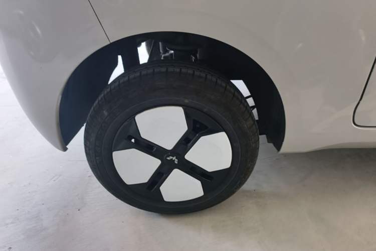 Used Wuling Hongguang MINIEV 2024 3rd Generation 215km Advanced Version Right Rear Wheel Hub