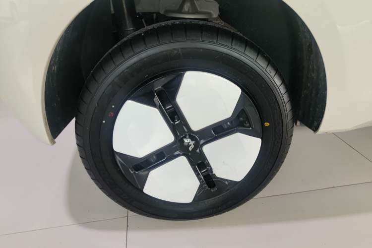 Used Wuling Hongguang MINIEV 2024 3rd Generation 215km Advanced Version Right Rear Wheel Hub