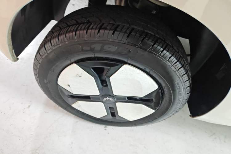 Used Wuling Hongguang MINIEV 2024 3rd Generation 215km Advanced Version Right Rear Wheel Hub