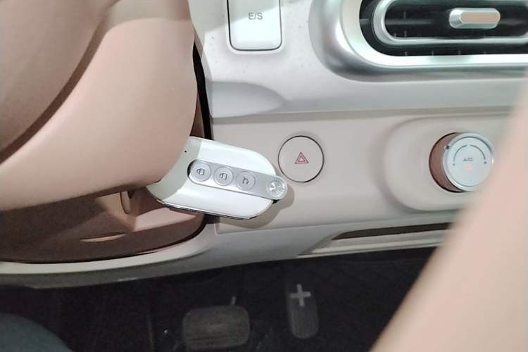 Used Wuling Hongguang MINIEV 2024 3rd Generation 215km Advanced Version Vehicle Key
