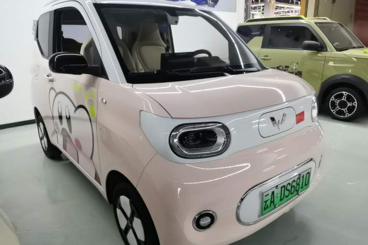 Used Wuling Hongguang MINIEV 2024 3rd Generation 215km Advanced Version Front Right 45 Deg