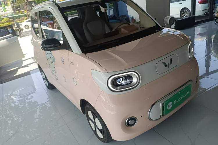 Used Wuling Hongguang MINIEV 2024 3rd Generation 215km Advanced Version Front Right 45 Deg