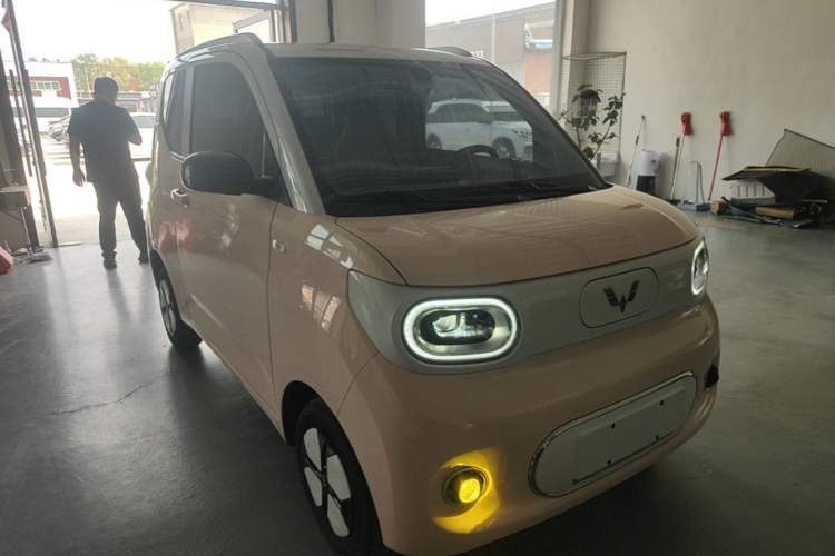 Used Wuling Hongguang MINIEV 2024 3rd Generation 215km Advanced Version Front Right 45 Deg