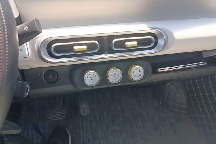 Used Wuling Hongguang MINIEV 2024 3rd Generation 215km Youth Edition Audio And AC Panel