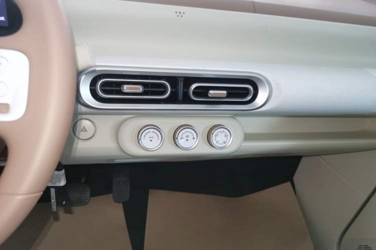 Used Wuling Hongguang MINIEV 2024 3rd Generation 215km Youth Edition Audio And AC Panel