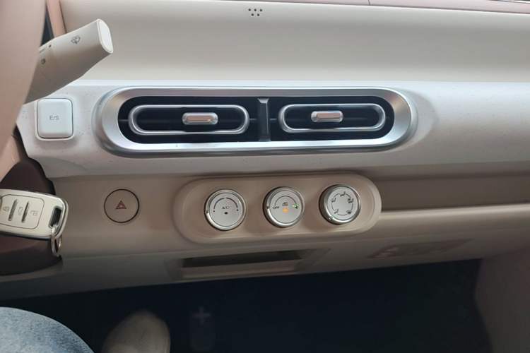 Used Wuling Hongguang MINIEV 2024 Third Generation 120 km Audio And AC Panel