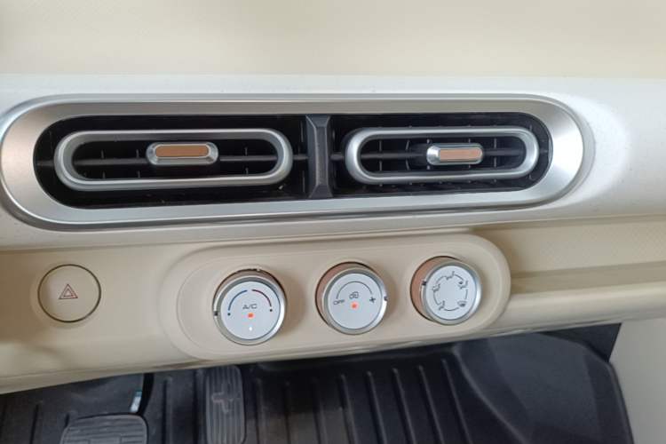 Used Wuling Hongguang MINIEV 2024 3rd Generation 215km Youth Edition Audio And AC Panel