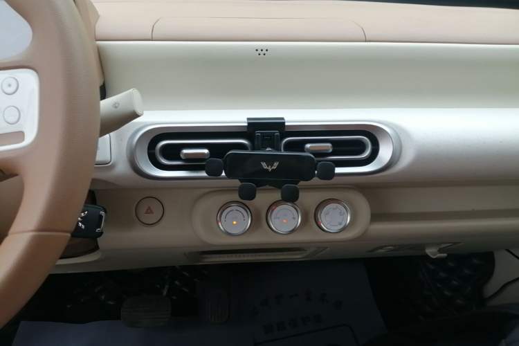 Used Wuling Hongguang MINIEV 2024 3rd Generation 215km Youth Edition Audio And AC Panel