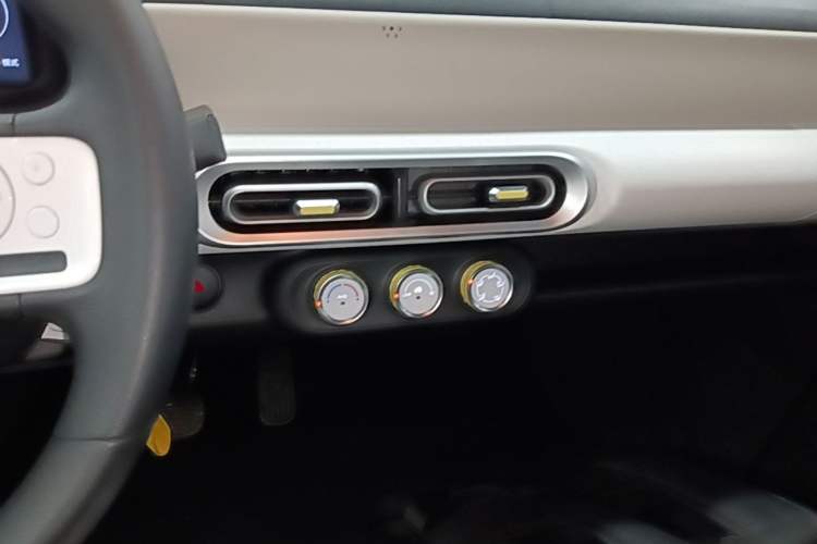 Used Wuling Hongguang MINIEV 2024 3rd Generation 215km Youth Edition Audio And AC Panel