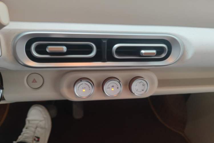 Used Wuling Hongguang MINIEV 2024 3rd Generation 215km Youth Edition Audio And AC Panel