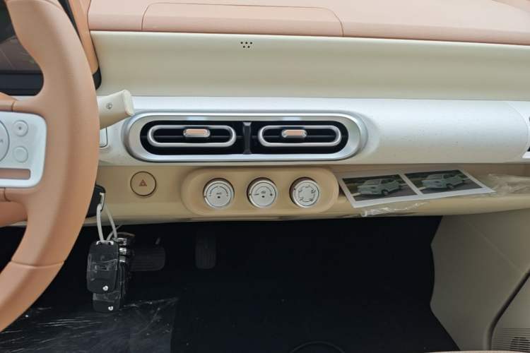 Used Wuling Hongguang MINIEV 2024 3rd Generation 215km Youth Edition Audio And AC Panel