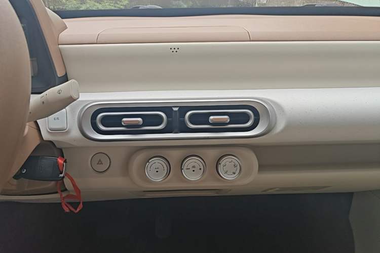 Used Wuling Hongguang MINIEV 2024 3rd Generation 215km Youth Edition Audio And AC Panel