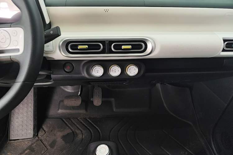 Used Wuling Hongguang MINIEV 2024 3rd Generation 215km Youth Edition Audio And AC Panel