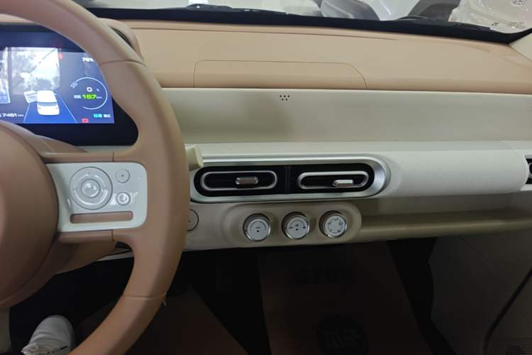Used Wuling Hongguang MINIEV 2024 3rd Generation 215km Youth Edition Audio And AC Panel