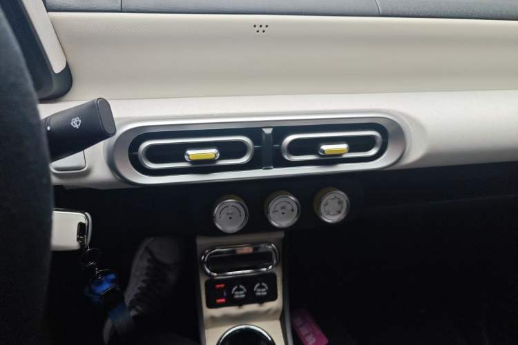 Used Wuling Hongguang MINIEV 2024 3rd Generation 215km Youth Edition Audio And AC Panel