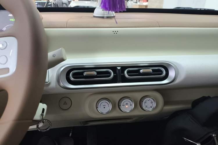 Used Wuling Hongguang MINIEV 2024 3rd Generation 215km Youth Edition Audio And AC Panel