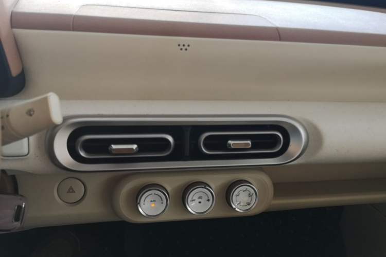 Used Wuling Hongguang MINIEV 2024 3rd Generation 215km Youth Edition Audio And AC Panel